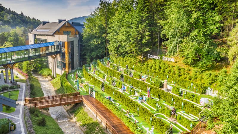 Jaki hotel w górach dla rodzin z dziećmi? Cechy idealnego obiektu
